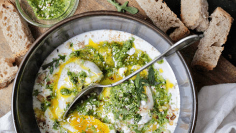 Pochierte Eier auf Joghurt-Topfen Creme mit Rucola-Walnuss Pesto