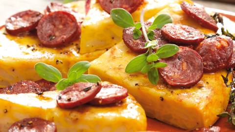 Kichererbsen Tortilla mit Chorizo in Rotwein