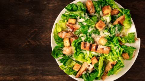 Caesar Salad mit Putenstreifen