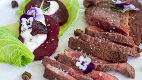 Rib-Eye-Steaks mit gegarter Roter Bete & Kren-Dip