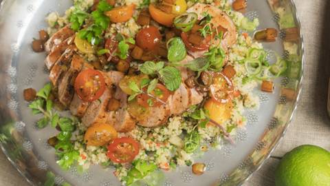 Tabouleh Salat mit gebratenem Schweinefilet