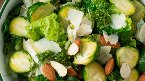 Kohlsprossen-Salat mit Senfdressing