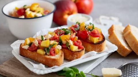 Fruchtige Bruschetta mit Nektarine und Tomate