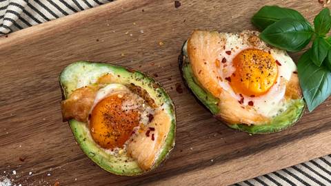 Ofen-Avocado mit Räucherlachs und Ei