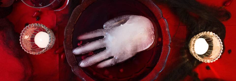 Schaurige Eiswürfelhand in Blutbowle