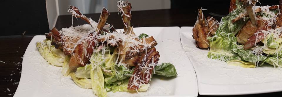 Caesar Salad mit gegrillter Hendlunterkeule