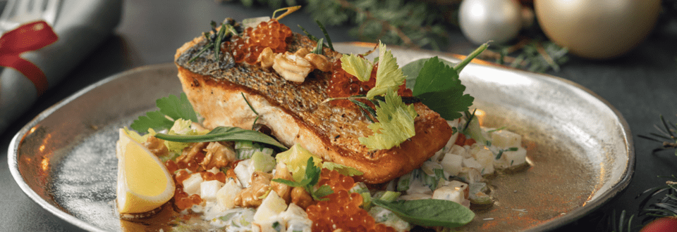 Lachsfilet auf Waldorf-Salat mit Kaviar