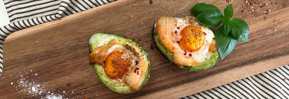 Ofen-Avocado mit Räucherlachs und Ei