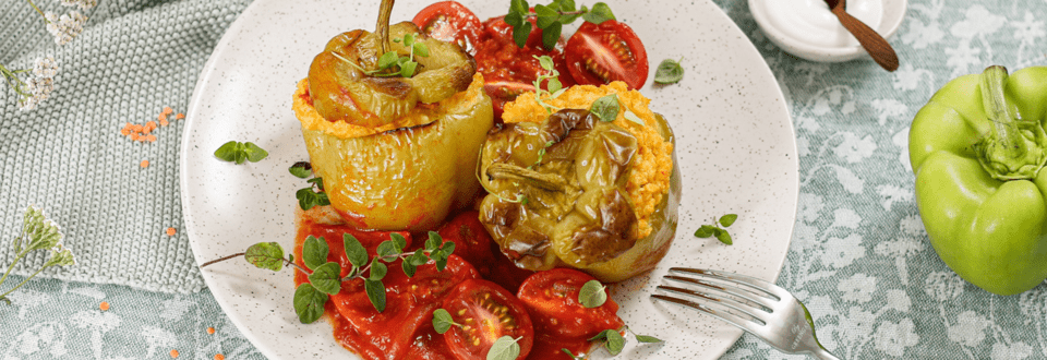 Vegetarisch gefüllte Paprika mit Tomatensauce